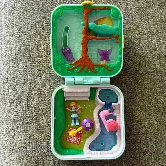 Polly Pocket Green Compact Butterfly Park Garden Picnic with Doll & Snail GDK79 - Picture 3 of 6